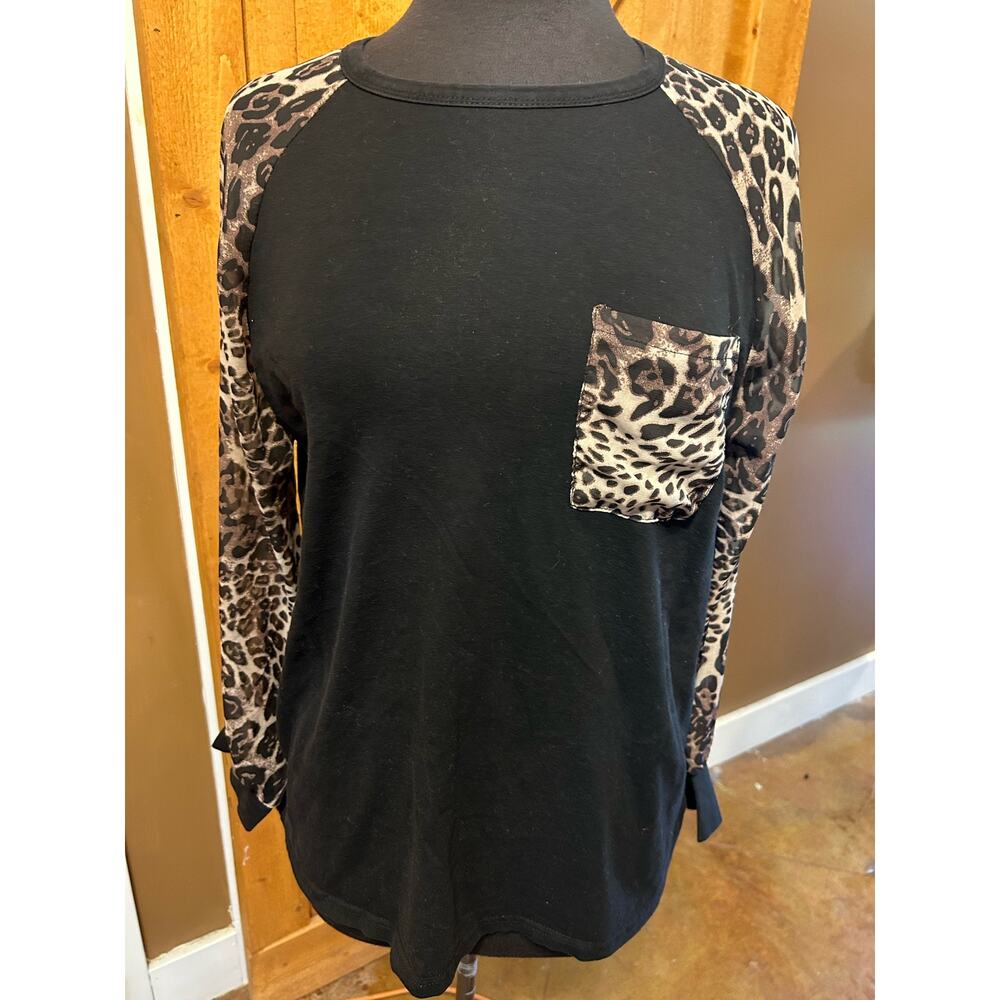 Women's XL Black Top Animal Print Sleeve Pocket GUC Stretch Comfy